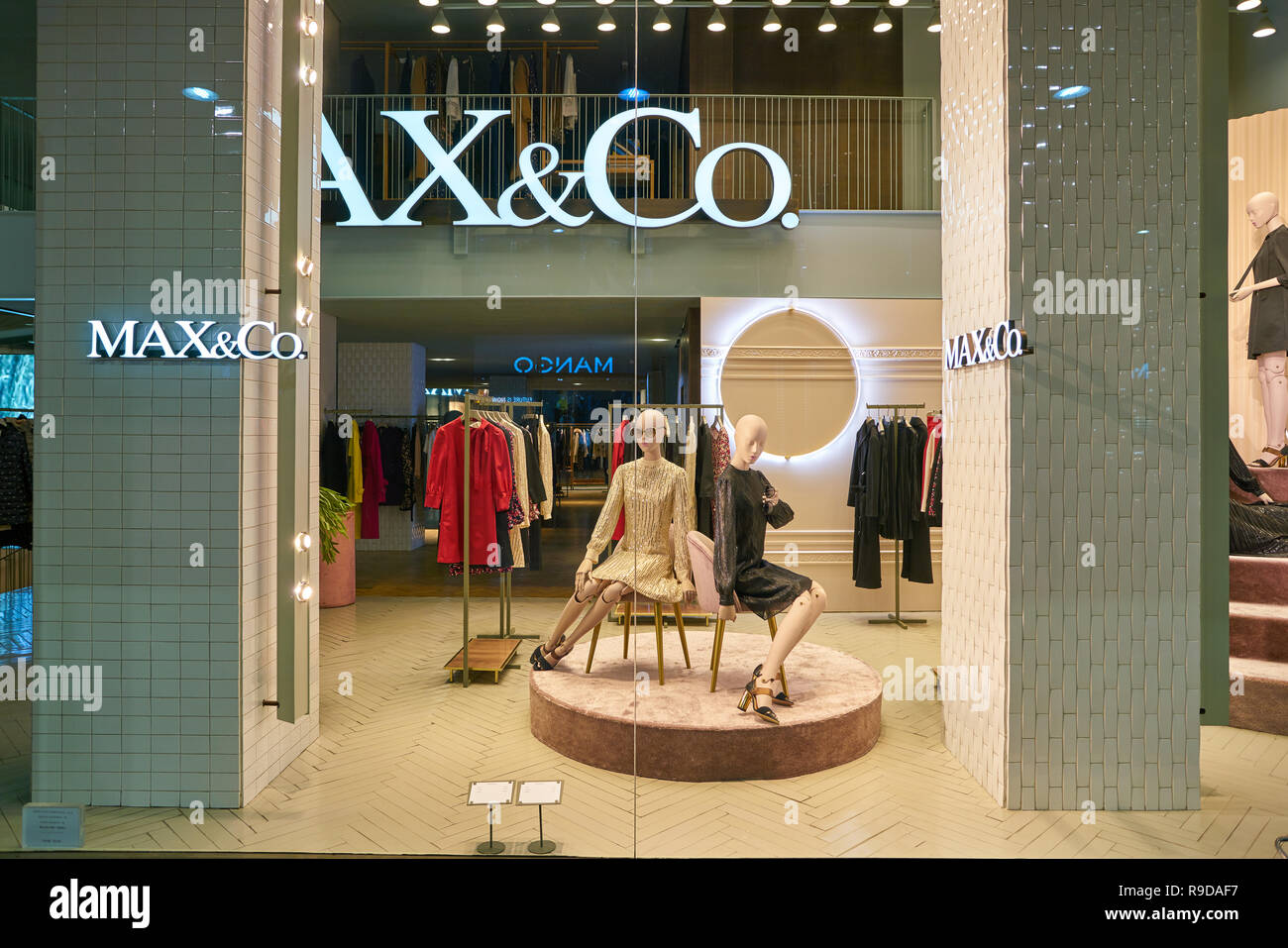 MILAN, ITALY - CIRCA NOVEMBER, 2017: shop window display of clothing at  MAX&Co store in Milan, Italy Stock Photo - Alamy