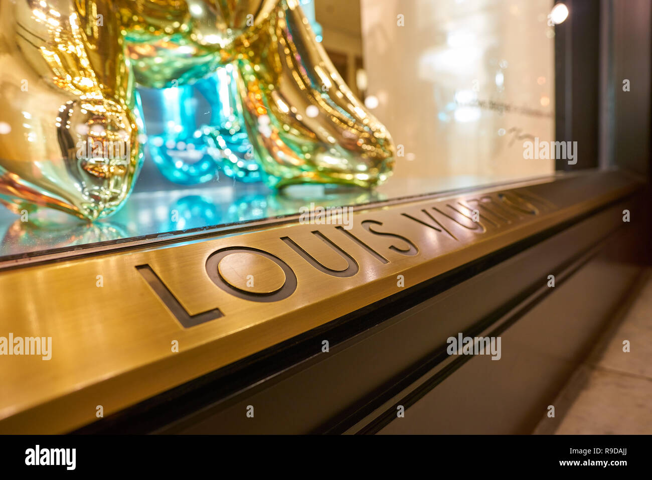 Kyiv Ukraine December 2017 Louis Vuitton Holidays Window Display Luxury –  Stock Editorial Photo © on-the-rhythm #213734074