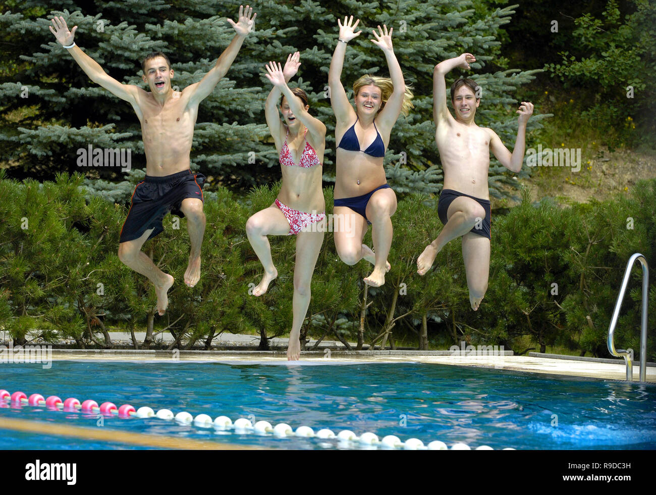 14.07.2005, Zwickau, Saxony, Germany - Schueler springen zur Erfrischung in ein Schwimmbecken. 0UX050714D120CAROEX.JPG [MODEL RELEASE: NO, PROPERTY RE Stock Photo