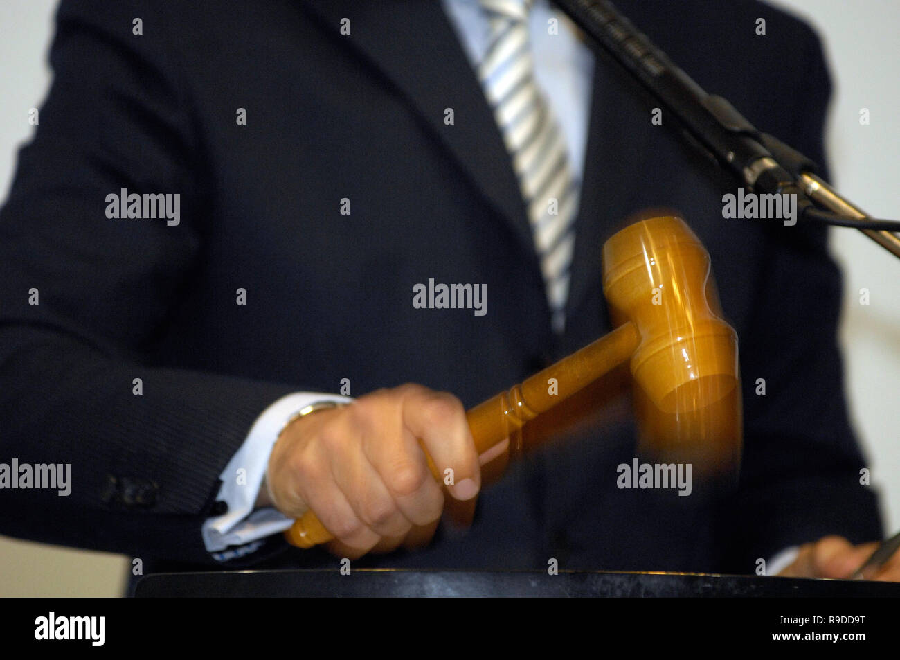 31.05.2007, Dresden, Saxony, Germany - An auctioneer at work ...