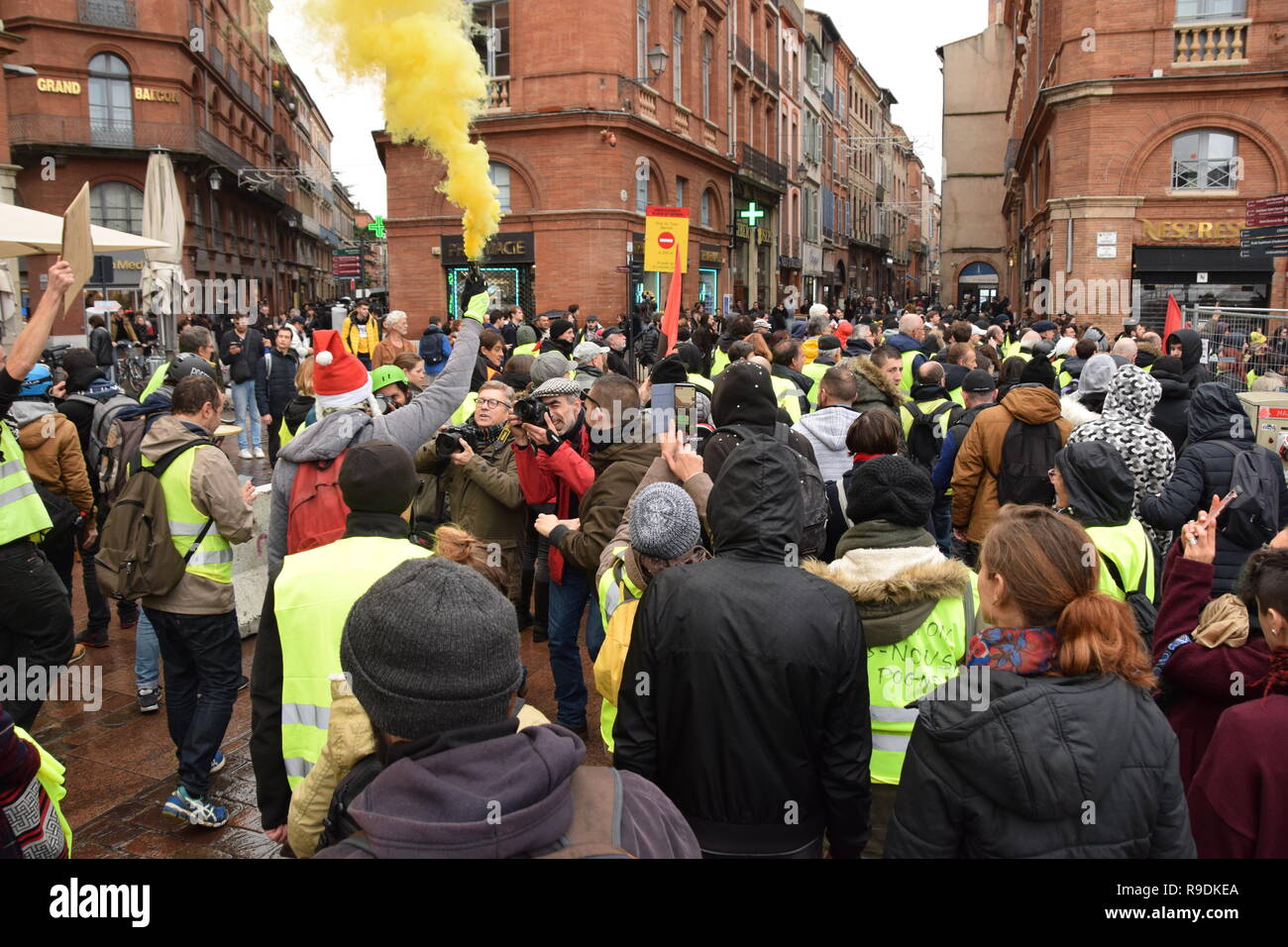 Serious clashes occured on December the 8th in the streets of Toulouse,  France, between riot police units and the yellow vest (gilets jaunes).  Police largely used tear gas. Such violences occured all