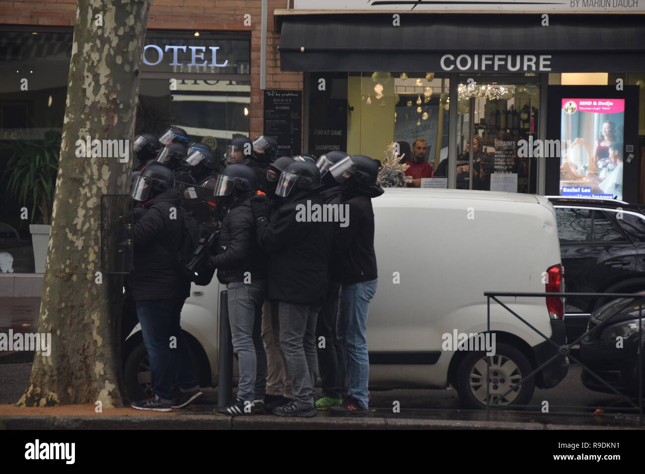 Toulouse, France. 22nd December 2018. Serious clashes occured on December the 22nd in the streets of Toulouse, France, between riot police units (CRS) and the yellow vest (gilets jaunes). Police largely used tear gas. Such violences occured all over France. Credit: larouteaulongcours.fr/Alamy Live News Stock Photo