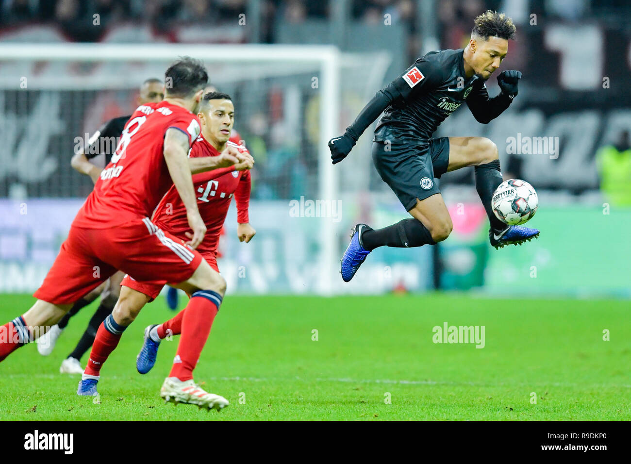 Frankfurt, Germany. 22nd Dec 2018.  Soccer: Bundesliga, Eintracht Frankfurt - FC Bayern Munich, 17th matchday, in the Commerzbank Arena. Frankfurt's Jonathan de Guzman (r) plays the ball. Photo: Uwe Anspach/dpa - IMPORTANT NOTE: In accordance with the requirements of the DFL Deutsche Fußball Liga or the DFB Deutscher Fußball-Bund, it is prohibited to use or have used photographs taken in the stadium and/or the match in the form of sequence images and/or video-like photo sequences. Credit: dpa picture alliance/Alamy Live News Stock Photo