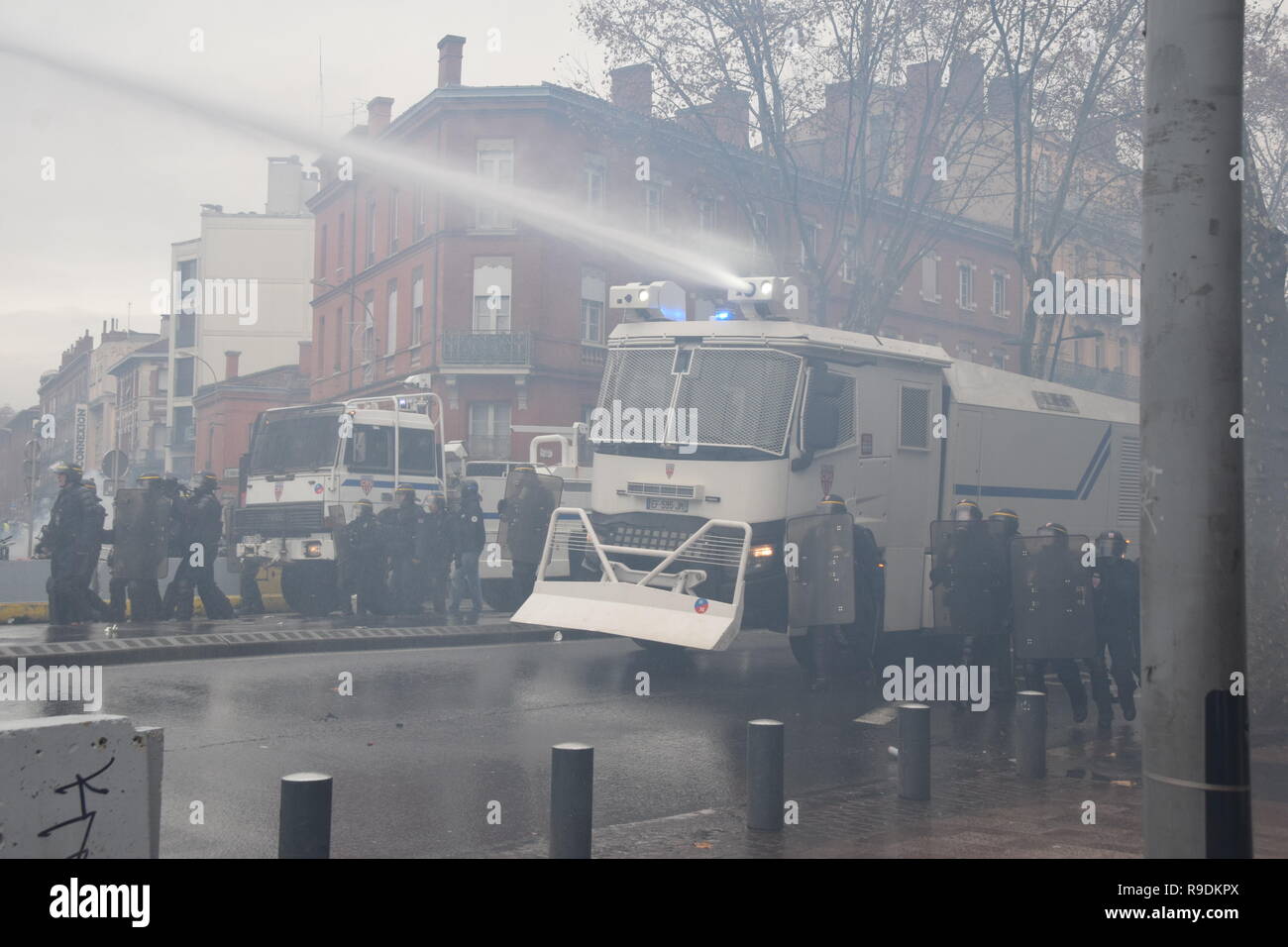 Toulouse, France. 22nd December 2018. Serious clashes occured on December the 22nd in the streets of Toulouse, France, between riot police units (CRS) and the yellow vest (gilets jaunes). Police largely used tear gas. Such violences occured all over France. Water cannon in action.Credit: larouteaulongcours.fr/Alamy Live News Stock Photo