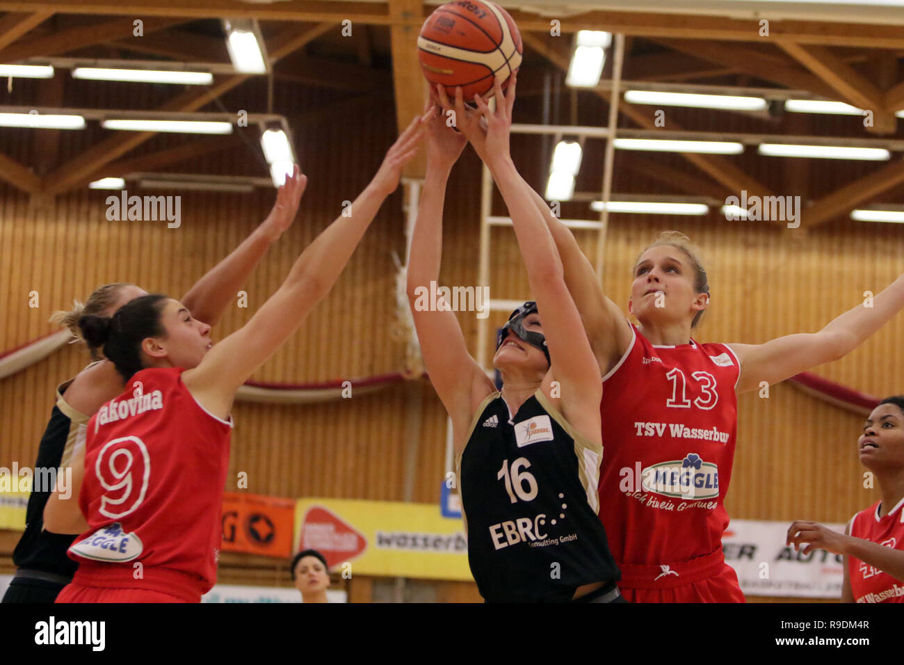 Wasserburg, Germnany. 21st Dec, 2018. from left Tina JAKOVINA  (Wasserburg/CRO), Birte THIMM (Hannover), <Leonie FIEBICH (Wasserburg),  .Gerrman Womans Basketball Bundesliga 2018/19, TSV Wasserburg vs TK Hannover,  Dec 21st, 2018, .Badria Sports Center,