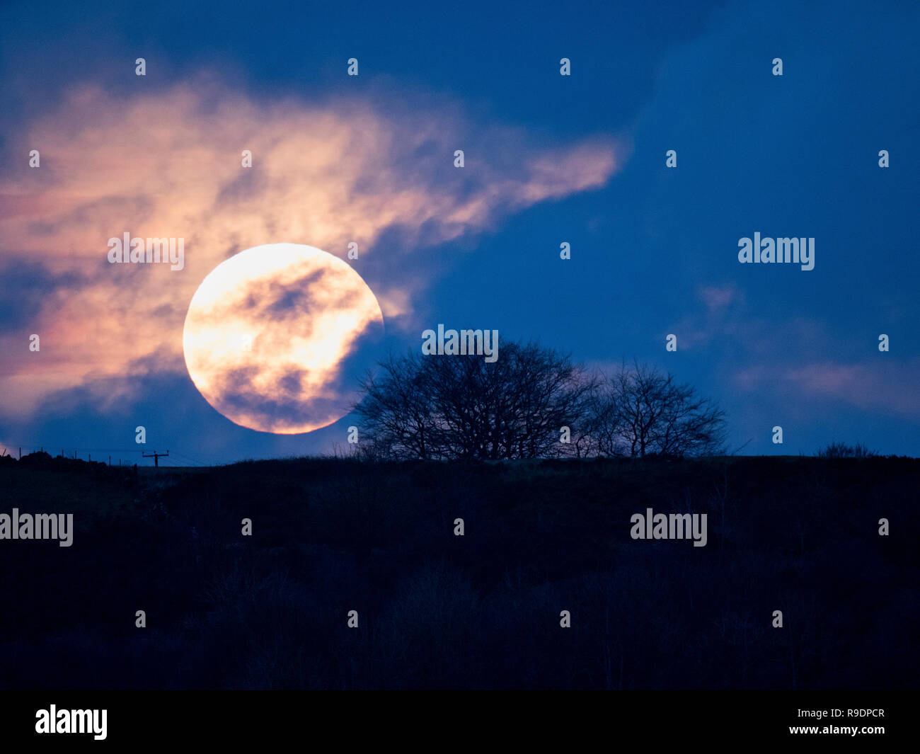 Wirksworth, UK. 22nd Dec, 2018. UK Weather: Winter Solstice Full Moon rising in between the clouds over Cromford Moor, Bolehill taken from the StarDisc above Wirksworth in the Derbyshire Dales Credit: Doug Blane/Alamy Live News Stock Photo