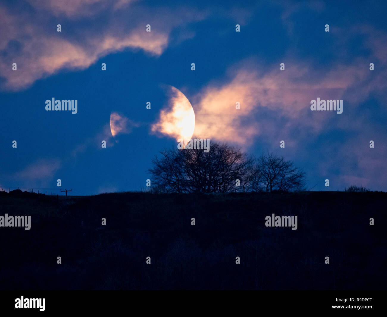 Wirksworth, UK. 22nd Dec, 2018. UK Weather: Winter Solstice Full Moon rising in between the clouds over Cromford Moor, Bolehill taken from the StarDisc above Wirksworth in the Derbyshire Dales Credit: Doug Blane/Alamy Live News Stock Photo