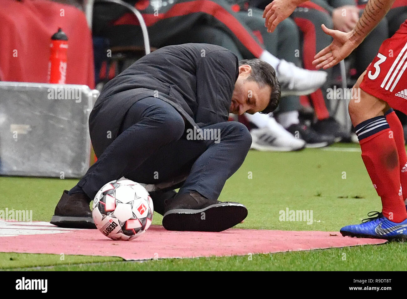 Frankfurt, Deutschland. 22nd Dec, 2018. Niko KOVAC (coach FC Bayern Munich)  slips out as he tries