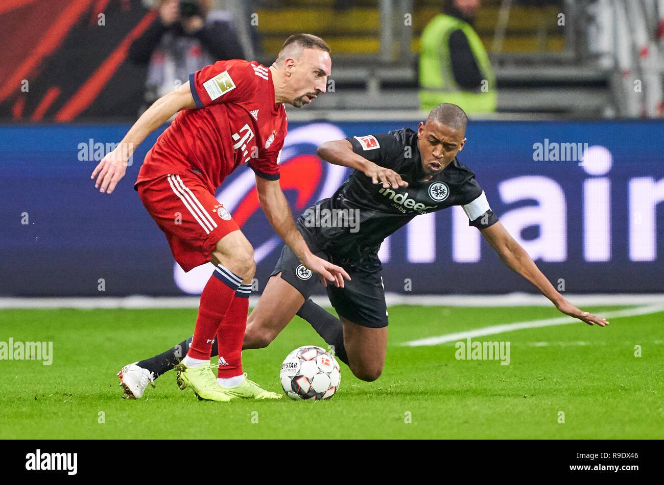 Frankfurt, Germany. 22nd Dec, 2018. Franck RIBERY, FCB 7 compete for the ball, tackling, duel, header, action, fight against Jetro WILLEMS, FRA 15 EINTRACHT FRANKFURT - FC BAYERN MUNICH 0-3 - DFL REGULATIONS PROHIBIT ANY USE OF PHOTOGRAPHS as IMAGE SEQUENCES and/or QUASI-VIDEO - 1.German Soccer League, in Frankfurt, December 22, 2018 Season 2018/2019, matchday 17, FCB, München, Credit: Peter Schatz/Alamy Live News Stock Photo