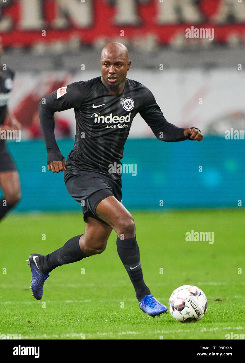 Frankfurt, Germany. 22nd Dec, 2018. Jetro WILLEMS, FRA 15 drives, controls the ball, action, full-size, Single action with ball, full body, whole figure, cutout, single shots, ball treatment, pick-up, header, cut out, EINTRACHT FRANKFURT - FC BAYERN MUNICH 0-3 - DFL REGULATIONS PROHIBIT ANY USE OF PHOTOGRAPHS as IMAGE SEQUENCES and/or QUASI-VIDEO - 1.German Soccer League, in Frankfurt, December 22, 2018 Season 2018/2019, matchday 17, FCB, München, Credit: Peter Schatz/Alamy Live News Stock Photo