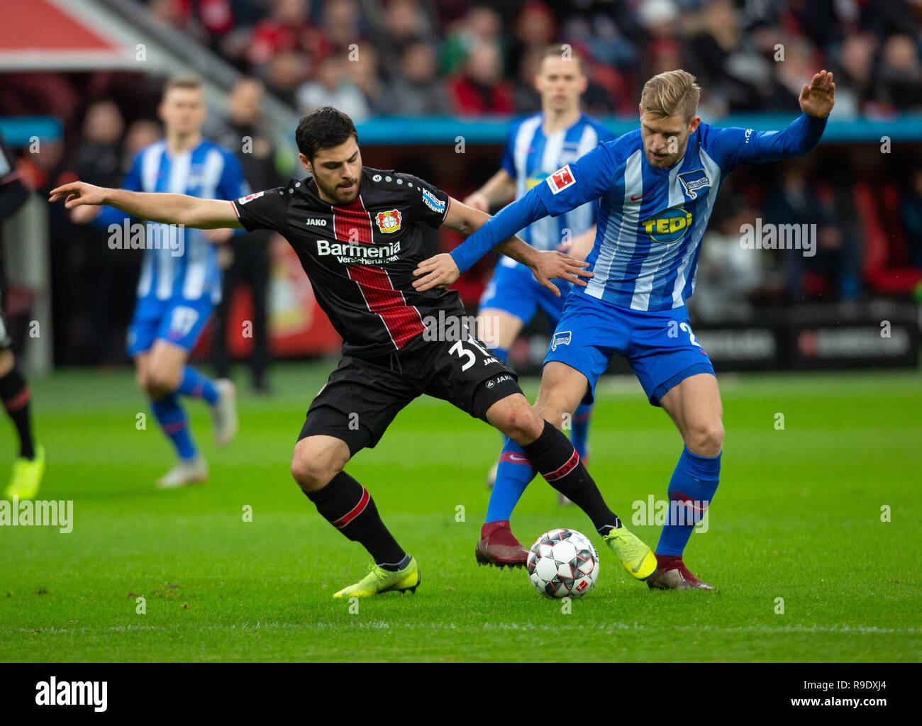 Leverkusen, Germany. 22nd Dec, 2018. Bundesliga, Bayer 04 Leverkusen - Hertha  BSC Berlin: Kevin Volland (B04), Arne Maier (Hertha) in competition.  Credit: Juergen Schwarz/Alamy Live News Stock Photo - Alamy