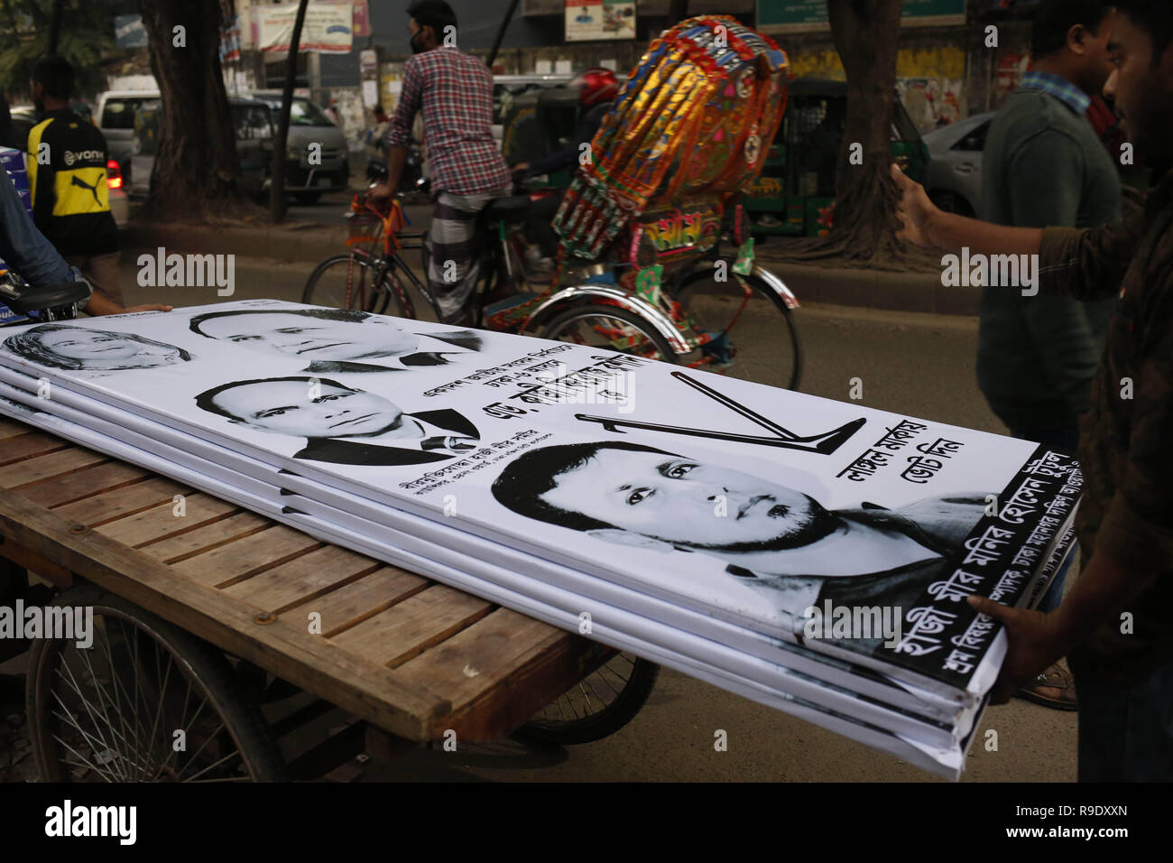 Dhaka, Bangladesh. 23rd Dec, 2018. Peoples delivering election poster