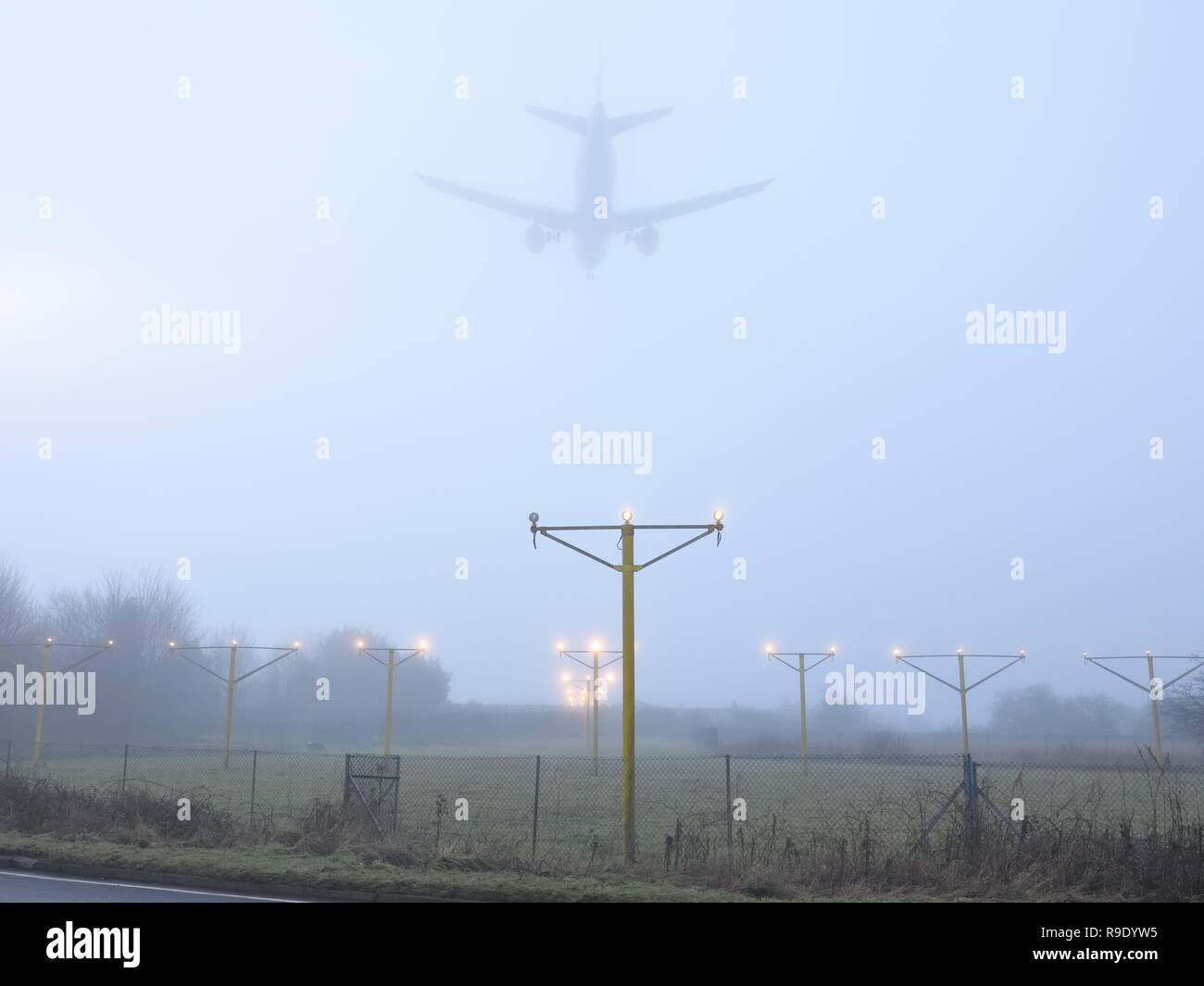 Weather in Glasgow, Scotland, UK, Europe. 23rd, December, 2018. A plane attempts to land in thick fog at Glasgow International airport Stock Photo