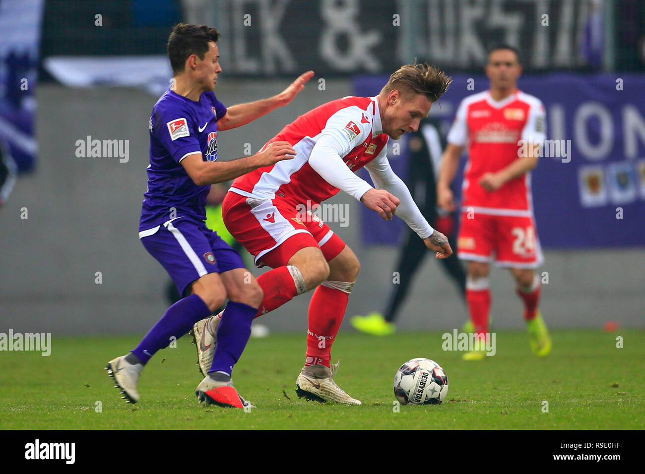 Aue, Germany. 23rd Dec, 2018. Soccer: 2nd Bundesliga, 18th matchday, FC Erzgebirge Aue - 1st FC Union Berlin in the Erzgebirgsstadion Aue Clemens Fandrich and Marvin Friedrich in the duel for the ball, behind them Manuel Schmiedebach Credit: Daniel Schäfer/dpa - IMPORTANT NOTE: In accordance with the requirements of the DFL Deutsche Fußball Liga or the DFB Deutscher Fußball-Bund, it is prohibited to use or have used photographs taken in the stadium and/or the match in the form of sequence images and/or video-like photo sequences./dpa/Alamy Live News Stock Photo