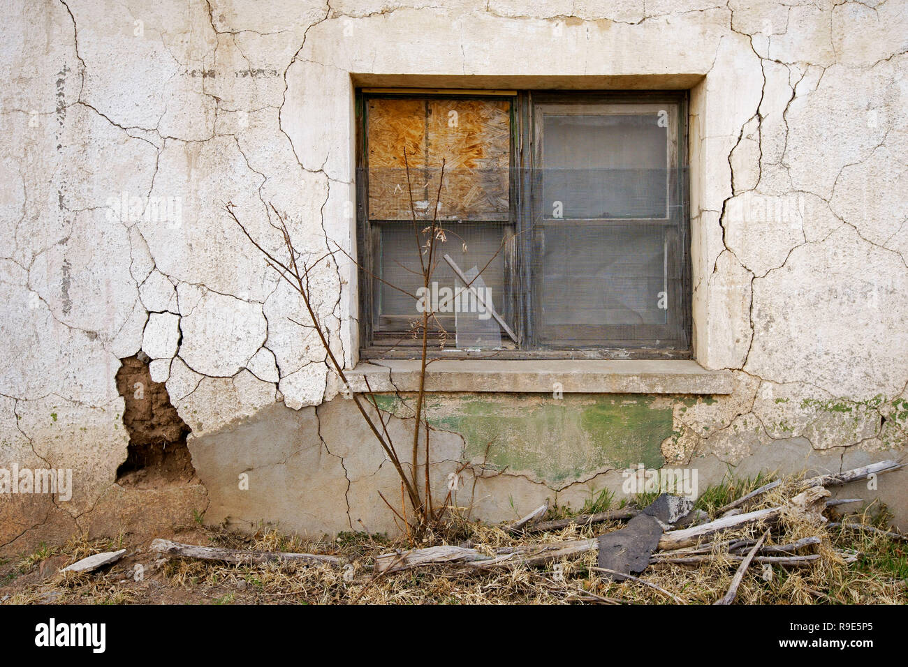 Abandoned adobe house in Alpine, Texas Stock Photo