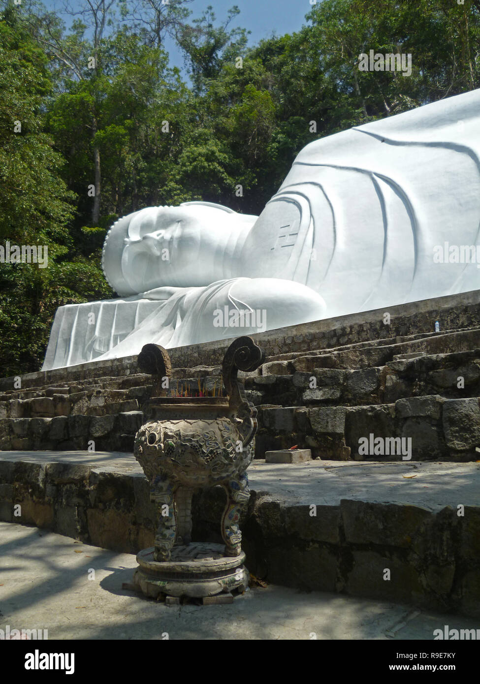 Vietnam- Weißer Buddha in Phan Thiet Stock Photo