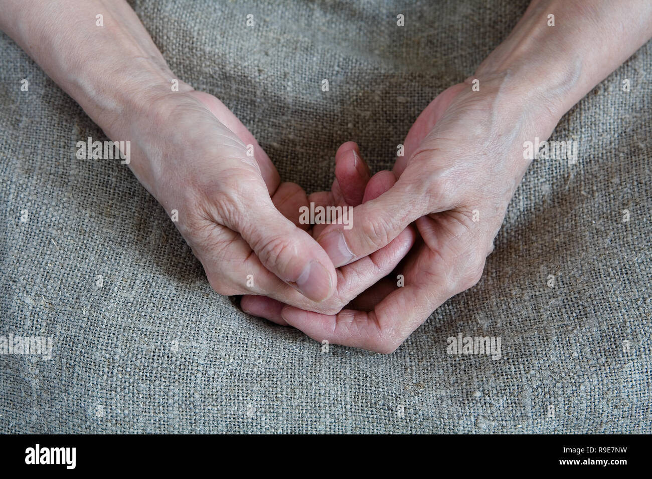 Wrinkled hands of an old woman. Close-up Stock Photo - Alamy