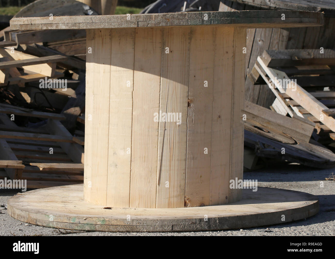 wooden reels for electrical cables in landfills for recyclable material