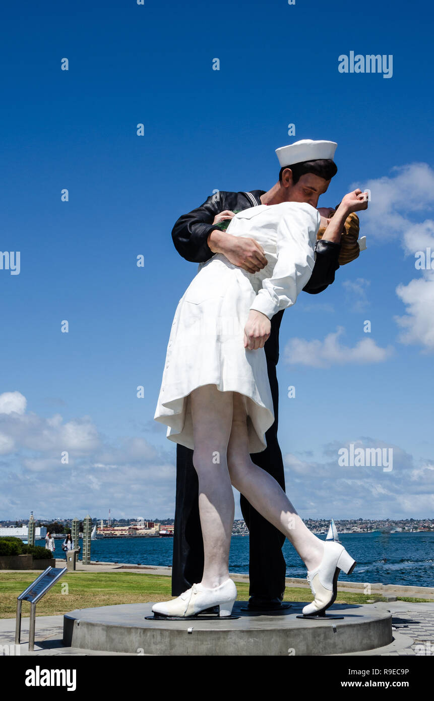 Sailor and nurse kissing statue hires stock photography and images Alamy