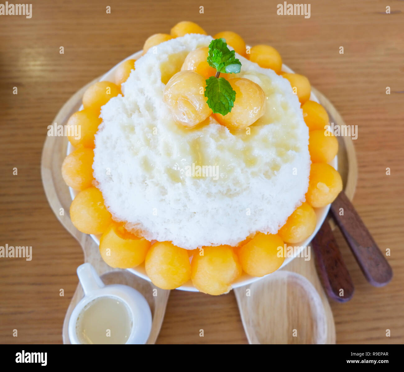 Bingsu korea dessert style / bingsu cantaloupe bingsoo tray on wood