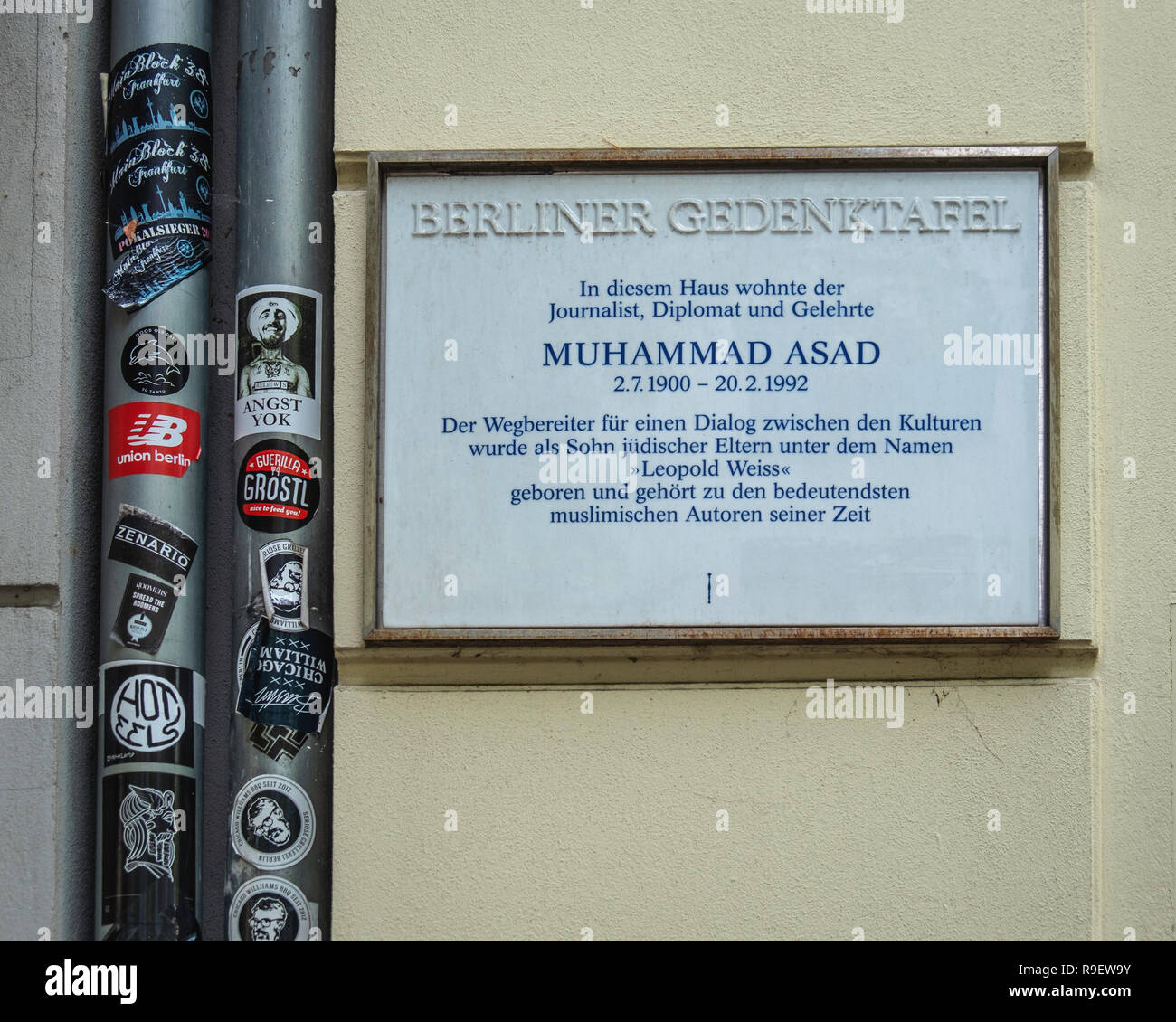 Berlin,Mitte. Memorial plaque at former residence of Muhammad Asad, Journalist & Diplomat Stock Photo