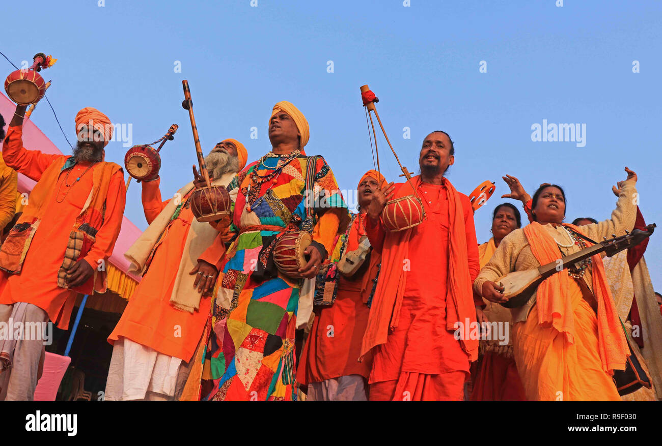 Bolpur, India. 22nd Dec, 2018. Folk artistes from Rural Bengal, specially Bouls and Fakirs gather & sing songs, they come to participate in the 124th Santiniketan Poush Mela from 23rd Dec to 28th Dec, 2018. The fair is held with the initiations into Bramhmo religion & foundation day of “Brahmacharya Ashrama”. Various cultural programs held on six days of fair. Main attraction of the fair is Rural folk artistes of Bengal. Credit: Subhashis Basu/Pacific Press/Alamy Live News Stock Photo