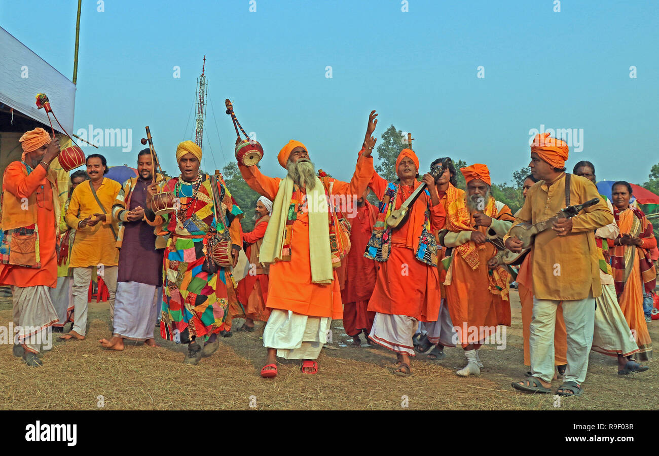 Bolpur, India. 22nd Dec, 2018. Folk artistes from Rural Bengal, specially Bouls and Fakirs gather & sing songs, they come to participate in the 124th Santiniketan Poush Mela from 23rd Dec to 28th Dec, 2018. The fair is held with the initiations into Bramhmo religion & foundation day of “Brahmacharya Ashrama”. Various cultural programs held on six days of fair. Main attraction of the fair is Rural folk artistes of Bengal. Credit: Subhashis Basu/Pacific Press/Alamy Live News Stock Photo