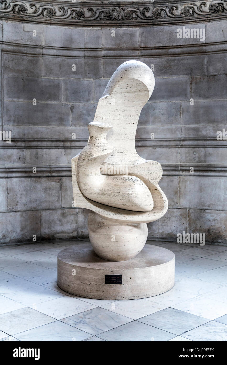 Mother and Child: Hood 1983 sculpture by Henry Moore at St Paul's Cathedral, London, UK Stock Photo