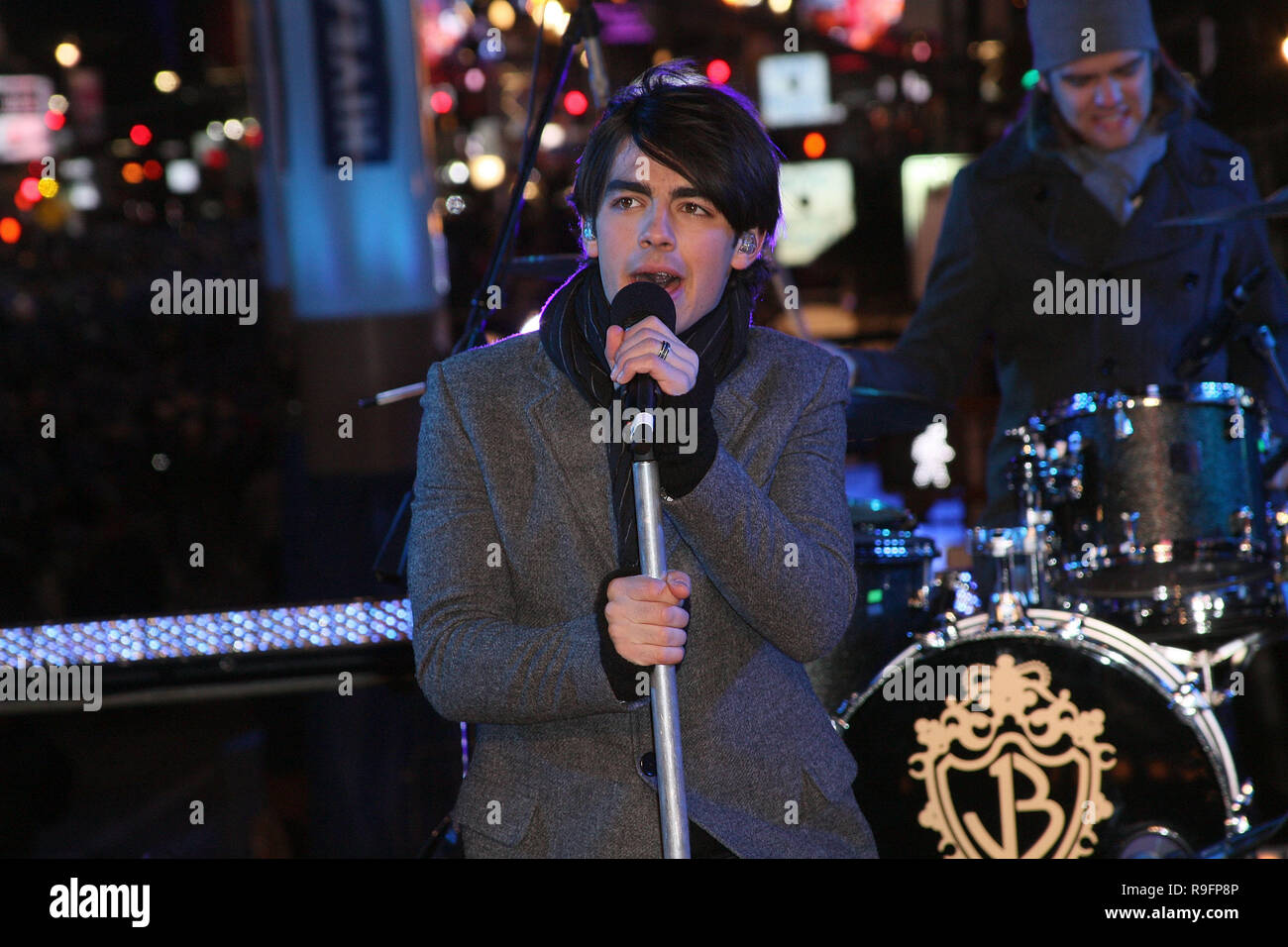 NEW YORK - DECEMBER 31:  Joe Jonas gf the Jonas Brothers performs on stage at the ceremony to lower the New Years Eve ball in Times Square on December 31, 2008 in New York City.  (Photo by Steve Mack/S.D. Mack Pictures) Stock Photo