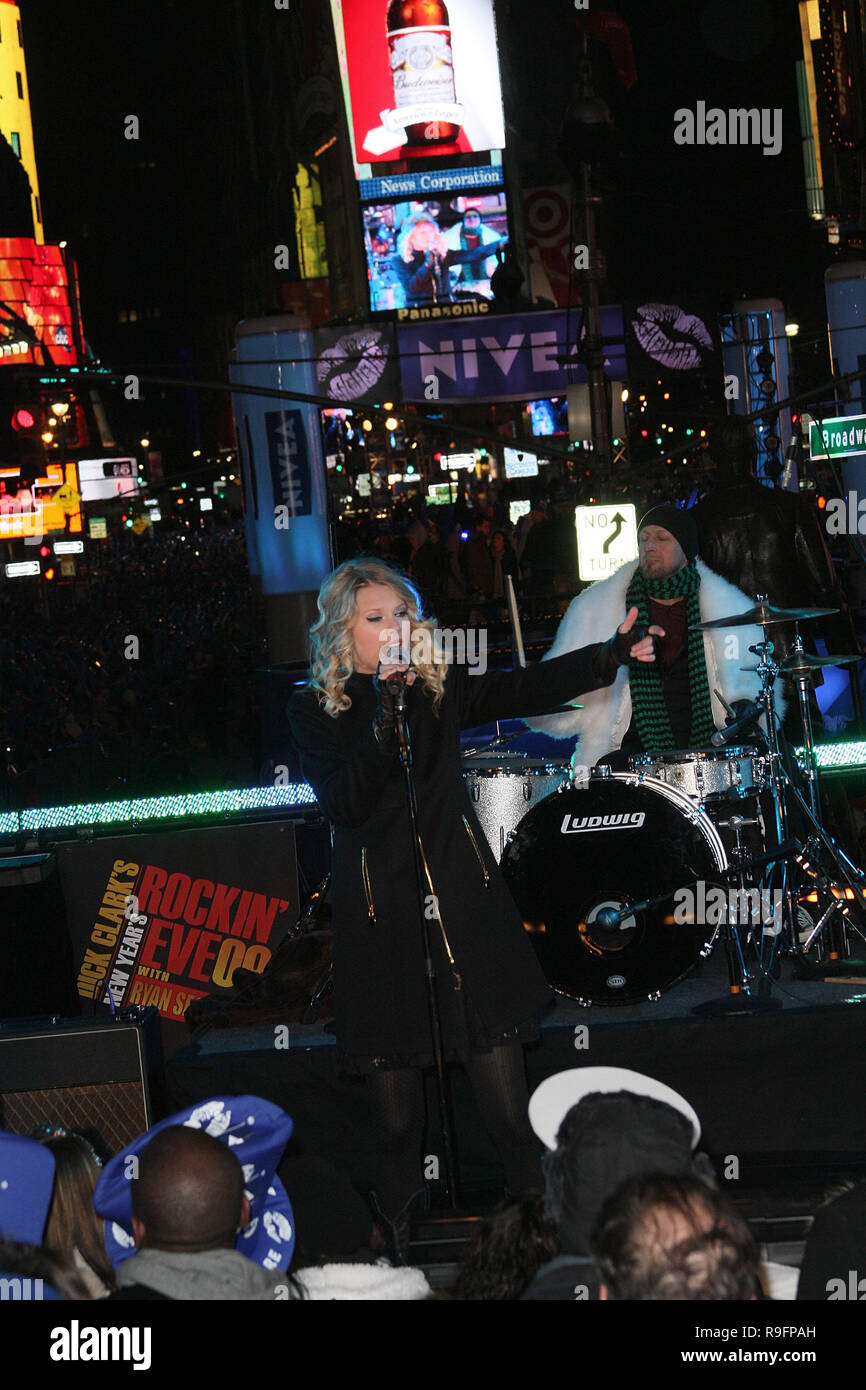 NEW YORK - DECEMBER 31:  Taylor Swift performs on stage at the ceremony to lower the New Years Eve ball in Times Square on December 31, 2008 in New York City.  (Photo by Steve Mack/S.D. Mack Pictures) Stock Photo