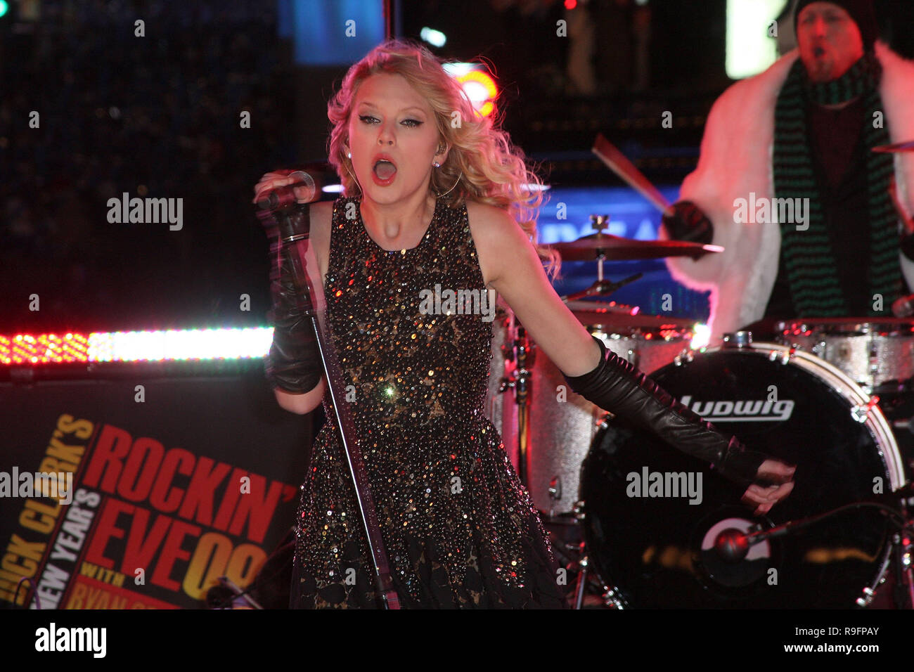 NEW YORK - DECEMBER 31:  Taylor Swift performs on stage at the ceremony to lower the New Years Eve ball in Times Square on December 31, 2008 in New York City.  (Photo by Steve Mack/S.D. Mack Pictures) Stock Photo