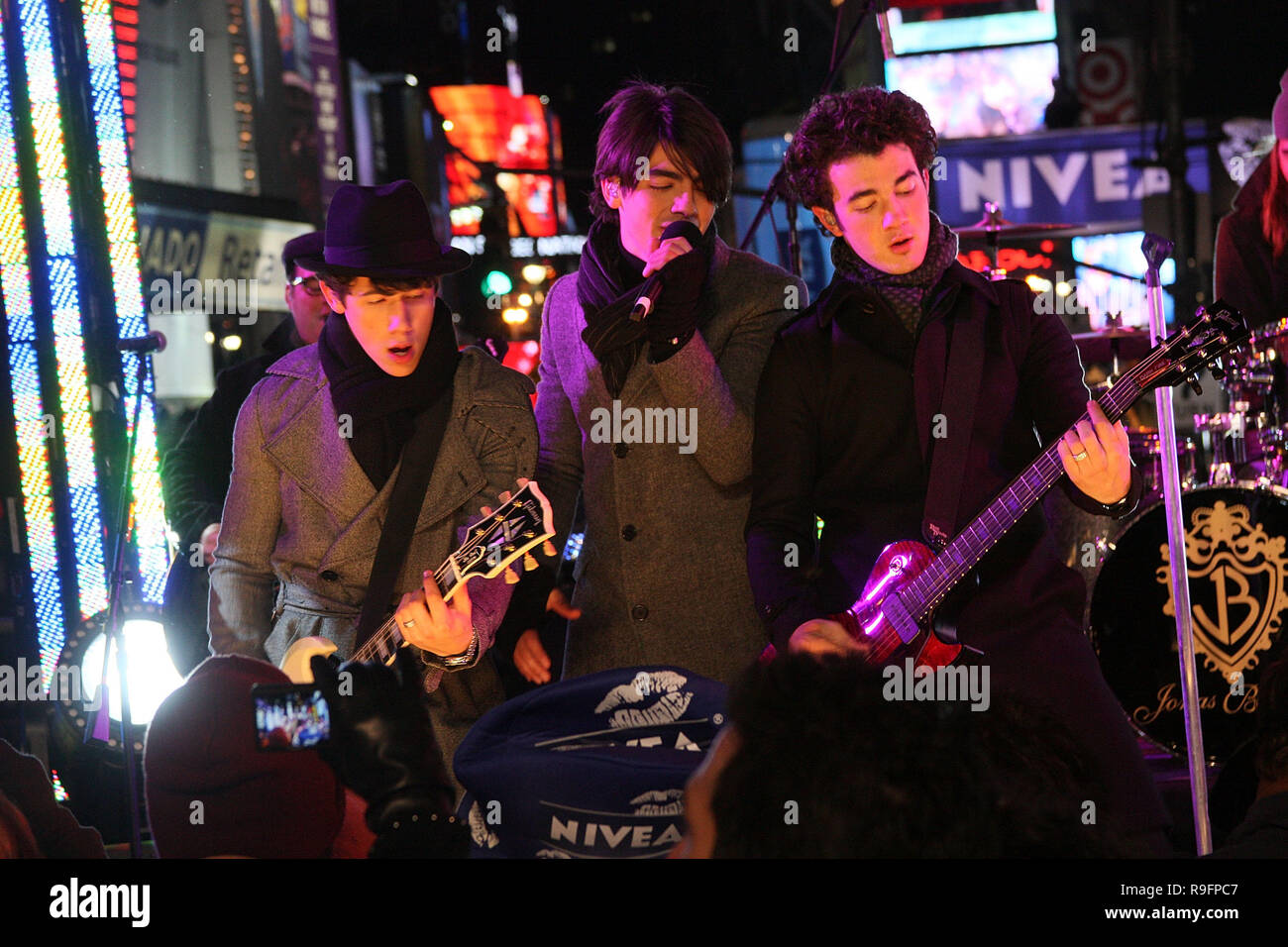 NEW YORK - DECEMBER 31:  Joe Jonas and Kevin Jonas gf the Jonas Brothers perform on stage at the ceremony to lower the New Years Eve ball in Times Square on December 31, 2008 in New York City.  (Photo by Steve Mack/S.D. Mack Pictures) Stock Photo