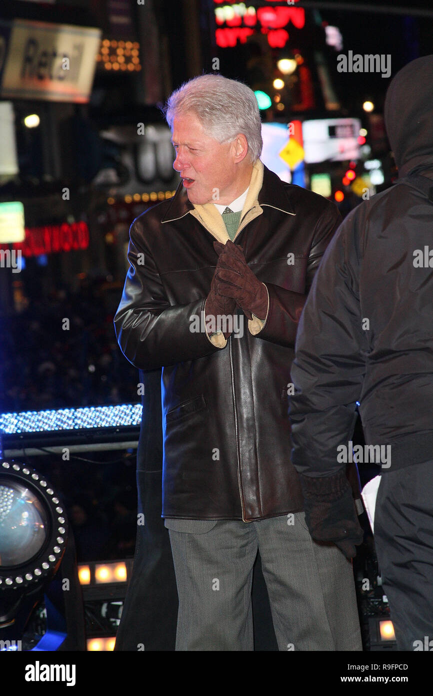 NEW YORK - DECEMBER 31:  Former President Bill Clinton attends the ceremony to lower the New Years Eve ball in Times Square on December 31, 2008 in New York City.  (Photo by Steve Mack/S.D. Mack Pictures) Stock Photo