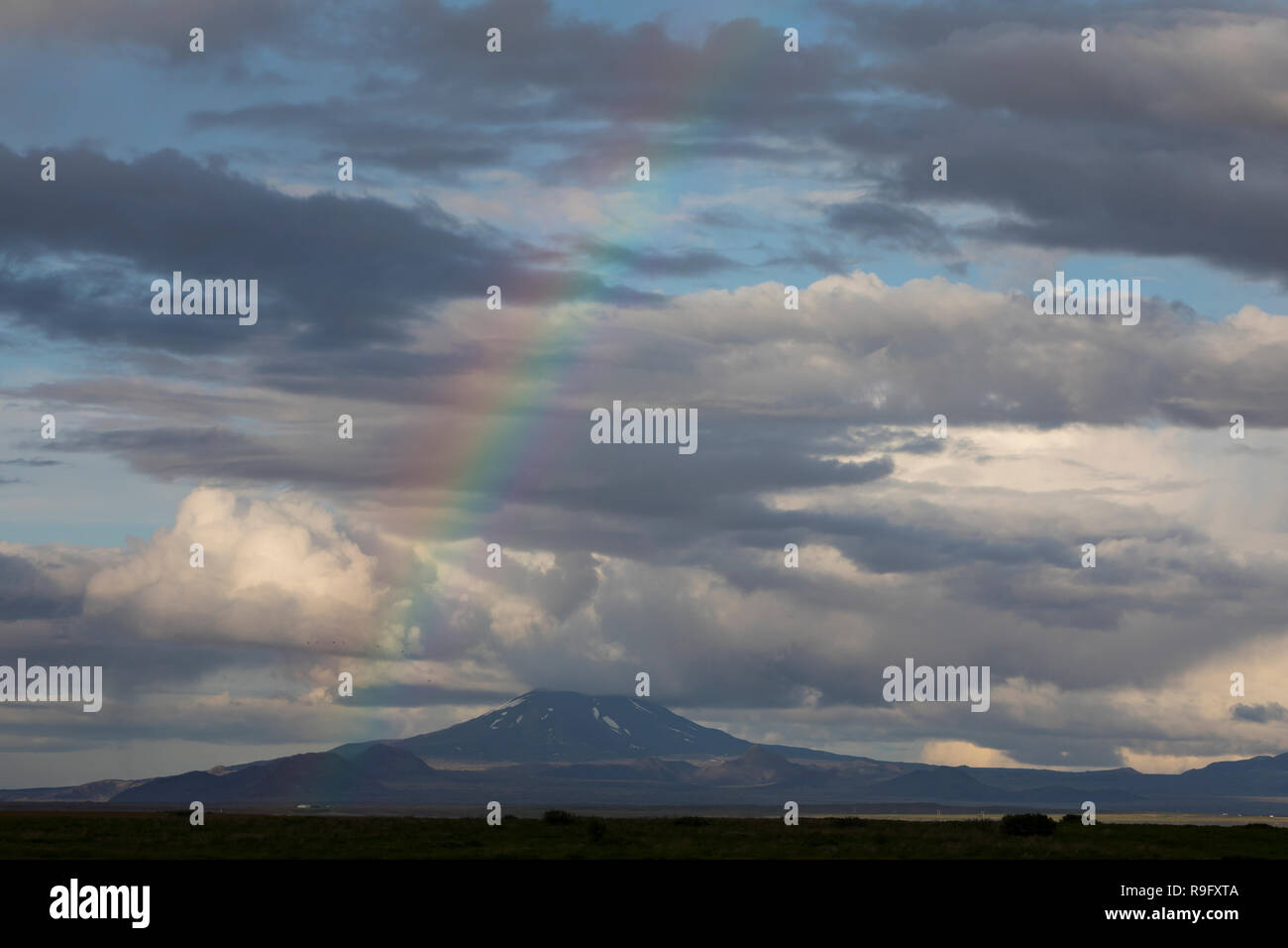 Vulkan Hekla, Vulkankegel, 1491 m hoher Vulkan im Süden von Island, mit Regenbogen, Hecla, volcano, rainbow, Iceland Stock Photo