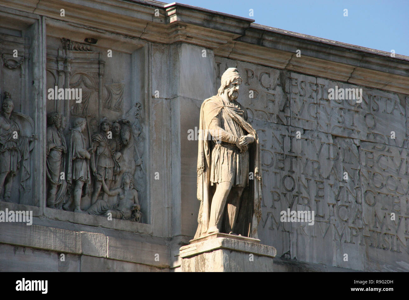 Roman Art. Arch of Constantine. Triumphal arch. It was erected to commemorate  Constantine victory over Maxentius at the Batlle of Milvian Bridge (October 28, 312). Reuse of parts of earlier buildings. Statue of a barbarian (Trajan period pieces, reused). IV century AD. Rome. Italy. Europe. Stock Photo