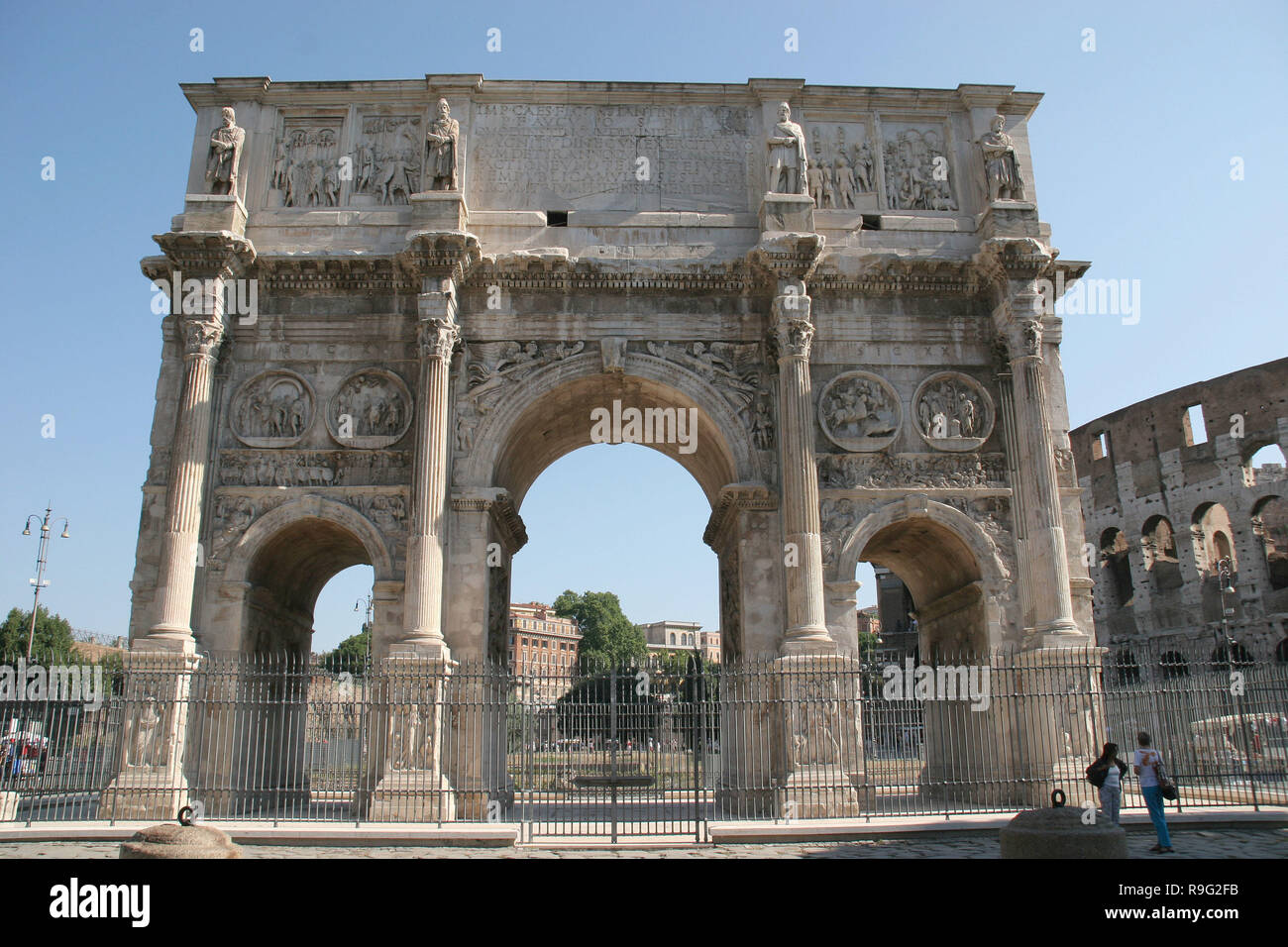 Roman Art. Arch of Constantine. Triumphal arch. It was erected to commemorate  Constantine victory over Maxentius at the Batlle of Milvian Bridge (October 28, 312). Reuse of parts of earlier buildings. View  the arch seen form Via Triumphalis. IV century AD. Rome. Italy. Europe. Stock Photo