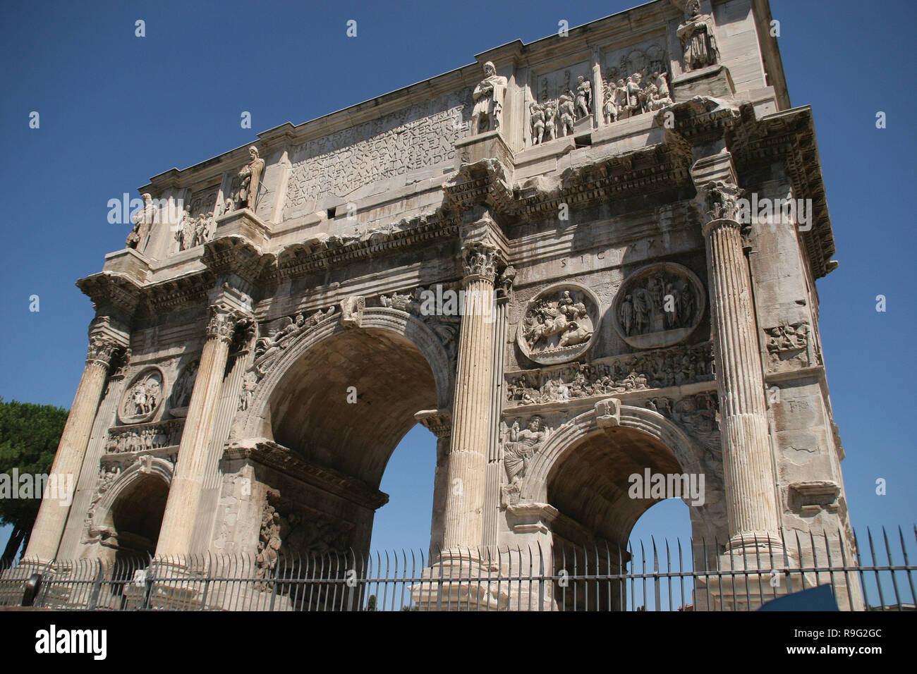 Roman Art. Arch of Constantine. Triumphal arch. It was erected to commemorate  Constantine victory over Maxentius at the Batlle of Milvian Bridge (October 28, 312). Reuse of parts of earlier buildings. View  the arch seen form Via Triumphalis. IV century AD. Rome. Italy. Europe. Stock Photo