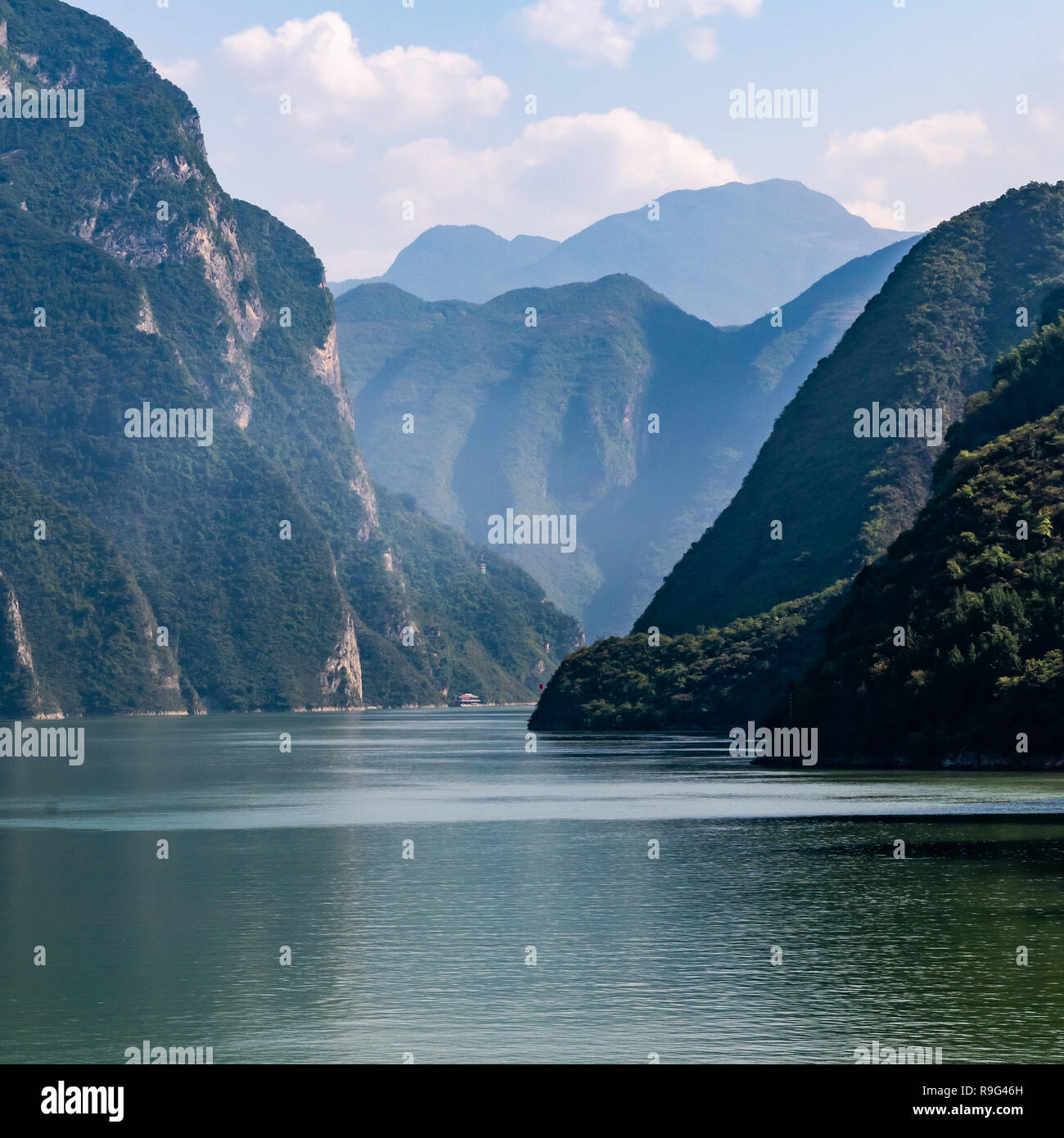 View of the Wu gorge on the Yangtze River - china Stock Photo
