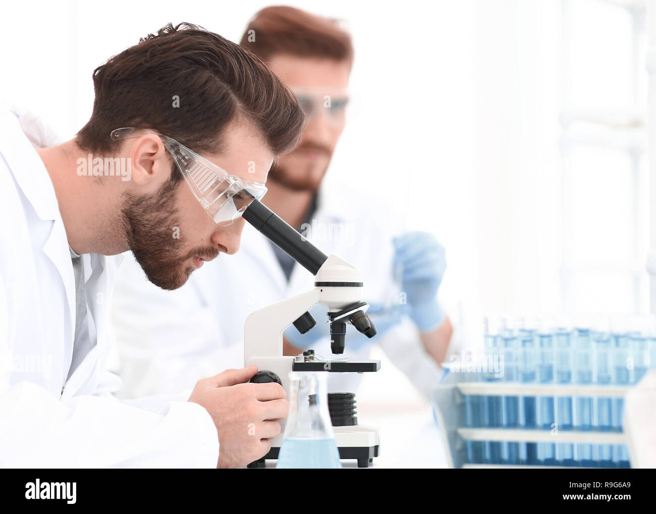 биолог интервьюера. ученый энтомолог зоолог. лаборатория генетики. биолог стрижка. лаборатория биолога.