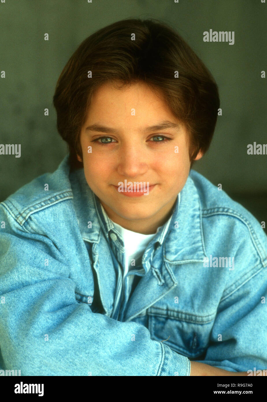 Leonardo Decaprio And Elijah Wood At The Aa In 1994 Elijah Wood Meme On Me Me