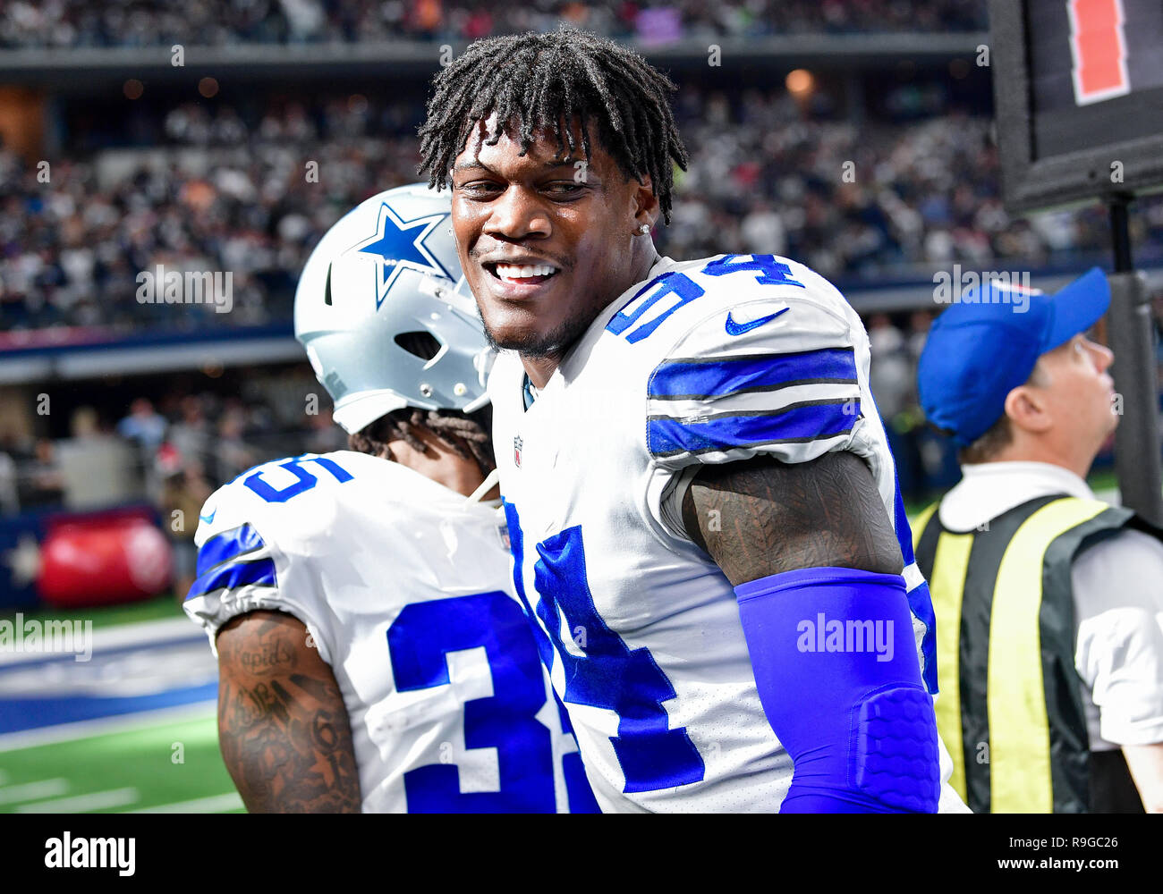 The Dallas Cowboys Cheerleaders perform their annual Christmas routine  during the Tampa Bay Buccaneers game AT&T Stadium in Arlington, Texas on  December 23, 2018. Photo by Ian Halperin/UPI Stock Photo - Alamy