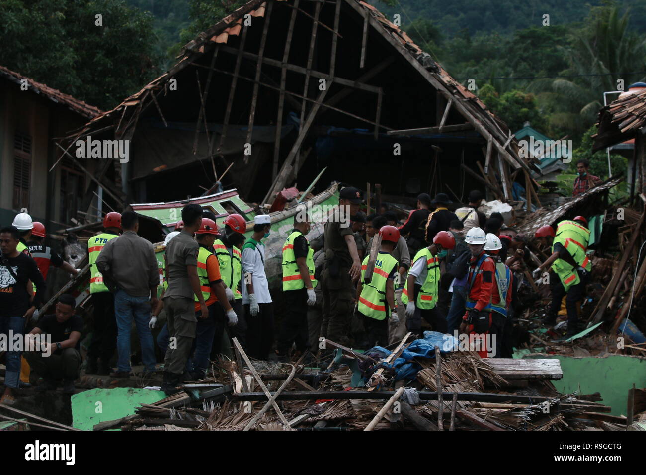 Lampung. 23rd Dec, 2018. People try to pull a boat out of a destroyed house after a tsunami hit beach at Rajabasa Village in South Lampung, Indonesia, Dec. 23. 2018. The death toll from a volcano-triggered tsunami in Indonesia rose to 222 with at least 843 others injured, the disaster management agency confirmed on Sunday, while the figures are feared to mount as damage verification goes on. Credit: Langit/Xinhua/Alamy Live News Stock Photo