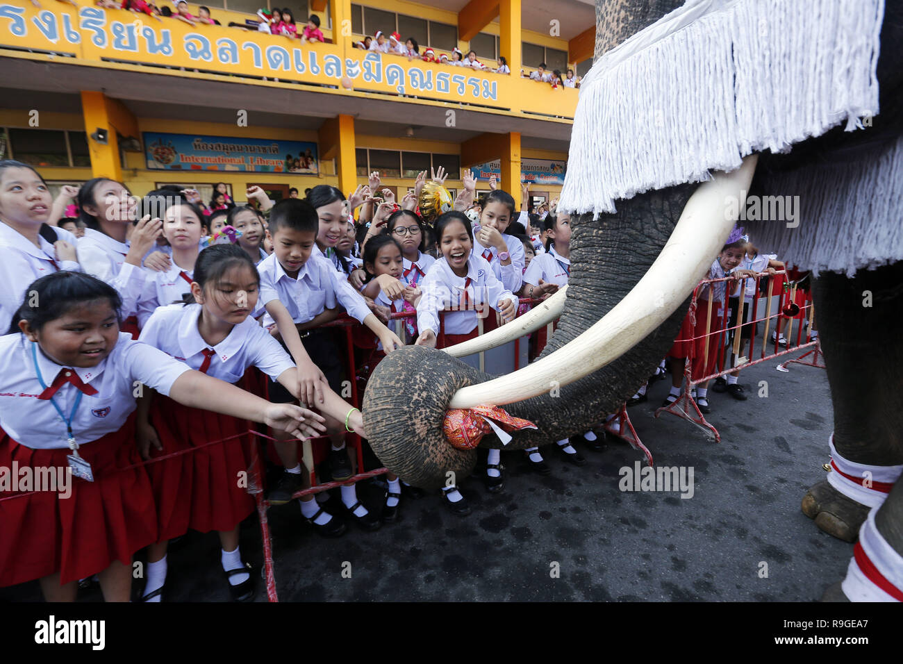 Ayutthaya, Thailand. 24th Dec, 2018. An elephant wearing a Santa Claus costume performs for students during the Christmas celebrations at Jirasart school in Ayutthaya province in the north of Bangkok. Credit: Chaiwat Subprasom/SOPA Images/ZUMA Wire/Alamy Live News Stock Photo