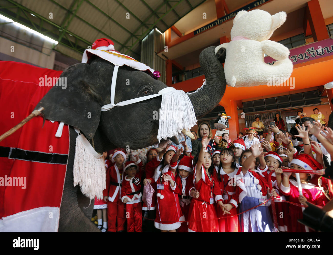 Ayutthaya, Thailand. 24th Dec, 2018. An elephant wearing a Santa Claus costume performs for students during the Christmas celebrations at Jirasart school in Ayutthaya province in the north of Bangkok. Credit: Chaiwat Subprasom/SOPA Images/ZUMA Wire/Alamy Live News Stock Photo