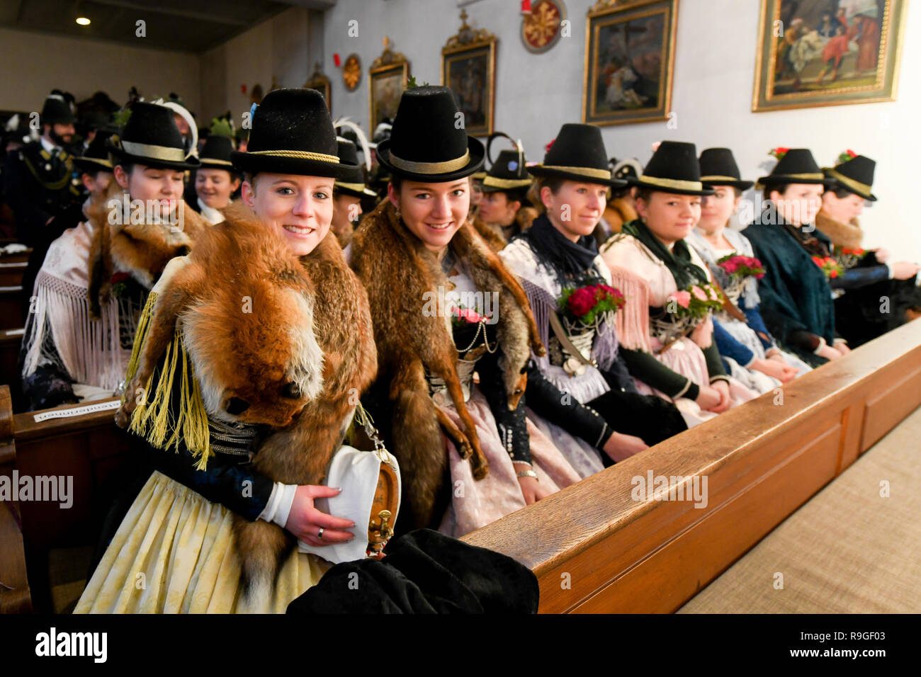 Waakirchen, Germany. 24th Dec, 2018. Marketers in the church in Waakirchen (Bavaria) take part in a memorial service for the victims of the 'Sendlinger murder Christmas'. With a memorial service and a laying of a wreath, the participants commemorate the revolt of the Bavarian population against the Habsburg occupation, which was bloodily suppressed on Christmas Day 1705. Credit: Tobias Hase/dpa/Alamy Live News Stock Photo