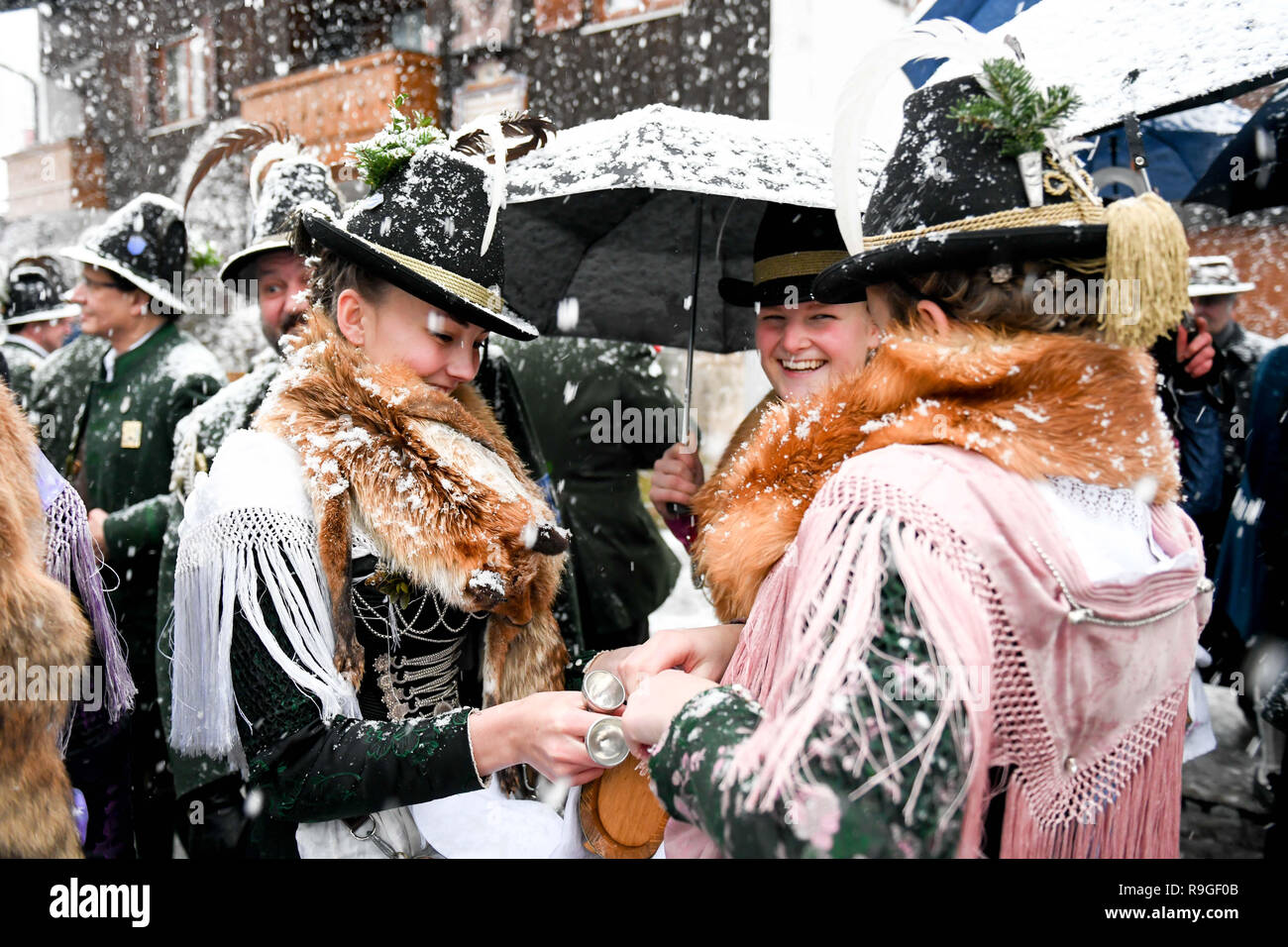 Waakirchen, Germany. 24th Dec, 2018. Marketers take part in a snowfall memorial service in Waakirchen (Bavaria) for the victims of the 'Sendlinger Mordweihnacht'. With a memorial service and a laying of a wreath, the participants commemorate the revolt of the Bavarian population against the Habsburg occupation, which was bloodily suppressed on Christmas Day 1705. Credit: Tobias Hase/dpa/Alamy Live News Stock Photo