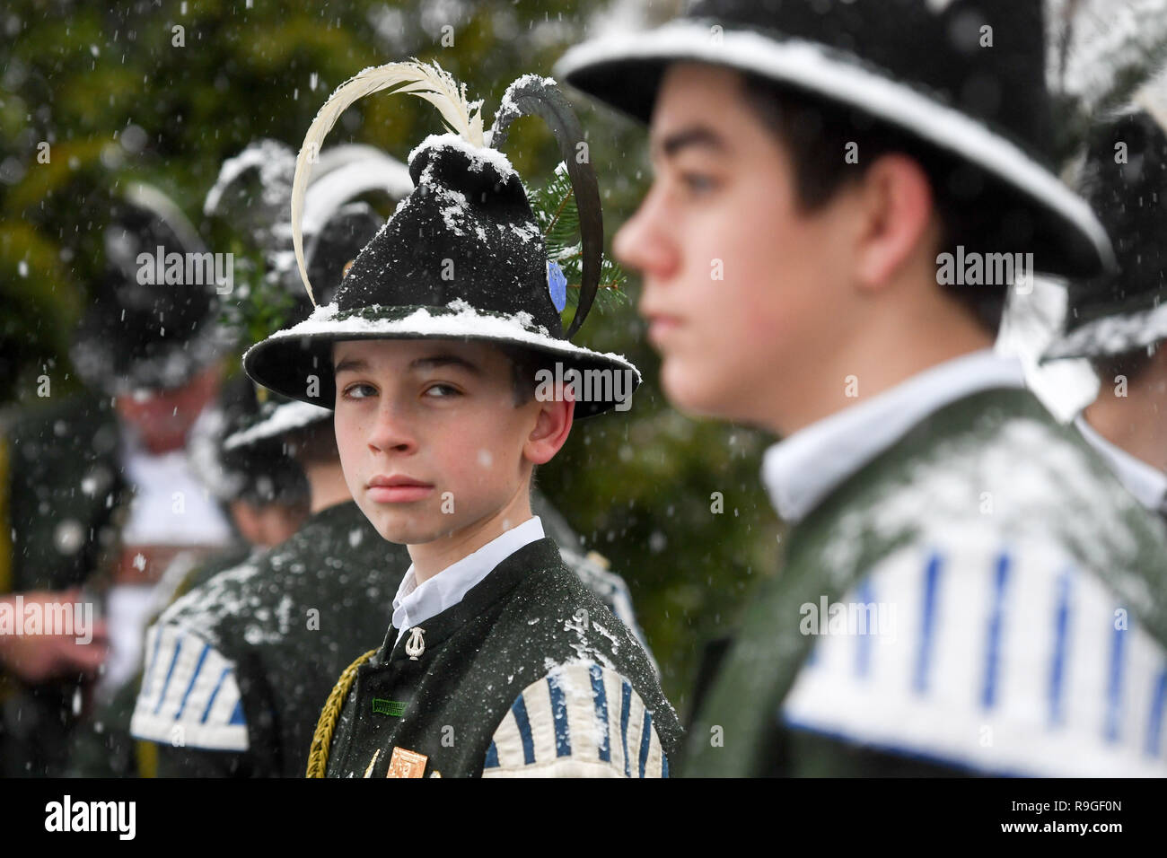 Waakirchen, Germany. 24th Dec, 2018. Young mountain troops take part in a snowfall commemoration ceremony in Waakirchen (Bavaria) for the victims of the 'Sendlinger Mordweihnacht'. With a memorial service and a laying of a wreath, the participants commemorate the revolt of the Bavarian population against the Habsburg occupation, which was bloodily suppressed on Christmas Day 1705. Credit: Tobias Hase/dpa/Alamy Live News Stock Photo