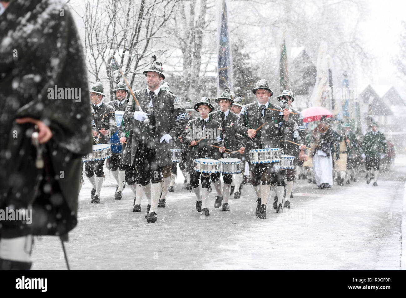 Waakirchen, Germany. 24th Dec, 2018. Mountain troops take part in a snowfall commemoration ceremony in Waakirchen (Bavaria) for the victims of the 'Sendlinger Mordweihnacht'. With a memorial service and a laying of a wreath, the participants commemorate the revolt of the Bavarian population against the Habsburg occupation, which was bloodily suppressed on Christmas Day 1705. Credit: Tobias Hase/dpa/Alamy Live News Stock Photo