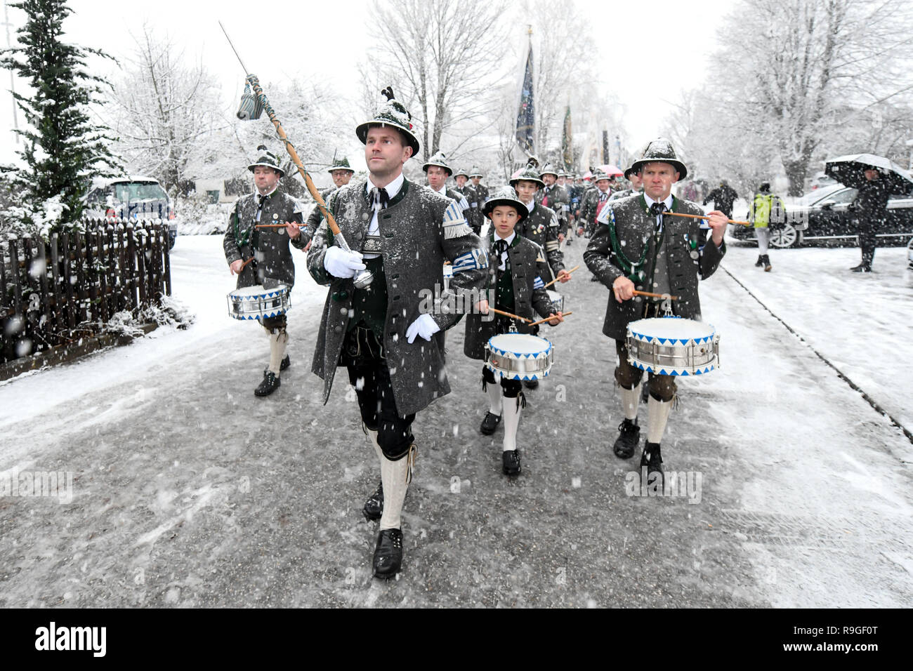 Waakirchen, Germany. 24th Dec, 2018. Mountain troops take part in a snowfall commemoration ceremony in Waakirchen (Bavaria) for the victims of the 'Sendlinger Mordweihnacht'. With a memorial service and a laying of a wreath, the participants commemorate the revolt of the Bavarian population against the Habsburg occupation, which was bloodily suppressed on Christmas Day 1705. Credit: Tobias Hase/dpa/Alamy Live News Stock Photo