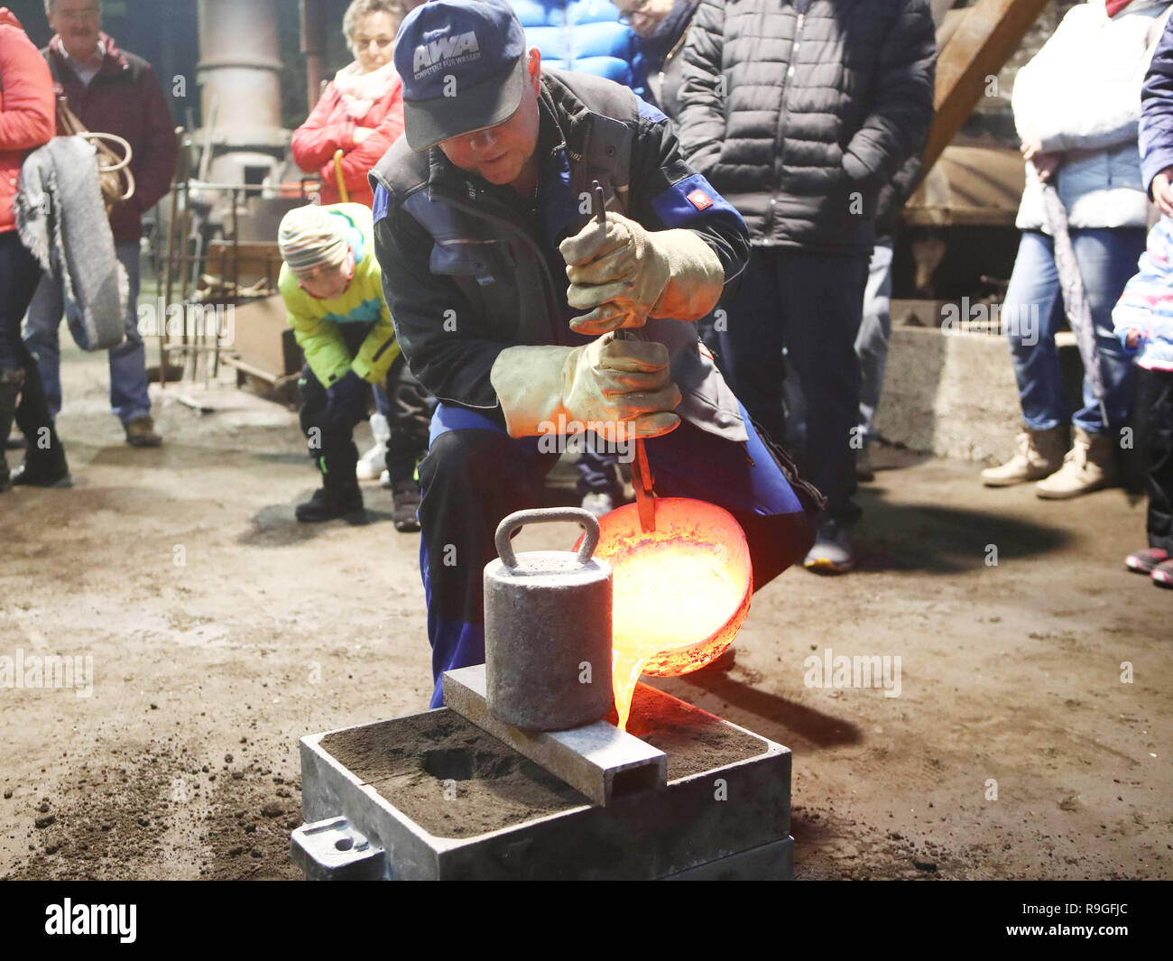 Wurzbach, Germany. 24th Dec, 2018. Dirk Günther fills hot aluminium into a  casting mould during an inspection casting at the Technical Monument  Foundry Heinrichshütte. Show casting events take place regularly in the